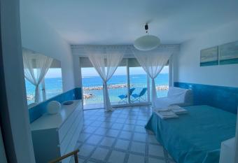 Maison Aurora Home on the sea has Balcony rooms