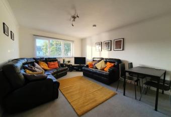 Quiet 2 bed near Aberdeen beach. Great for Golfers allows 18 year olds to book a room