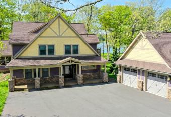 Glenwood Cove by Taylor Made Deep Creek Vacations has rooms with a private hot tub