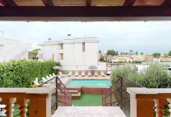 Villa Raphael con piscina has Balcony rooms