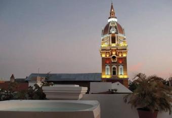 Hermoso Apto en el coraz  n de la ciudad amurallada has rooms with a private hot tub