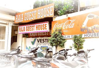 RAJA GUEST HOUSE -- Jalandhar Railway Station -- For Family, Couples, Travellers has Balcony rooms