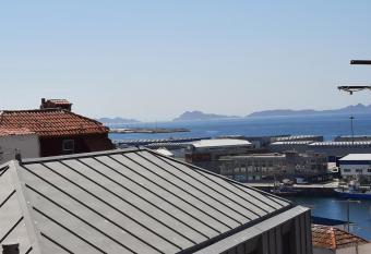 A Casa dos Tres Perigos allows 18 year olds to book a room