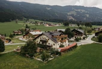 Gut Pirchnerbichl has Balcony rooms