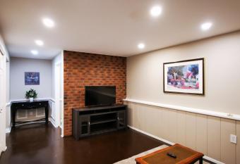 4-bedrooms house at the heart of West-Island has Balcony rooms