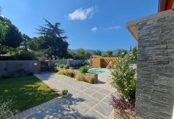 Belle villa avec piscine vue montagne    10 mn de la mer    Argeles has rooms with a private hot tub