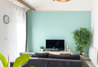 Charmante Maisonnette au calme / Jardin privatif allows 18 year olds to book a room