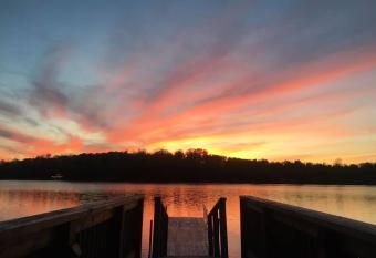 Bespoke Lake Cottage has Balcony rooms