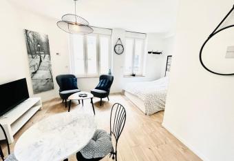 Le     BELLE TOUR     proche Cath  drale allows 18 year olds to book a room