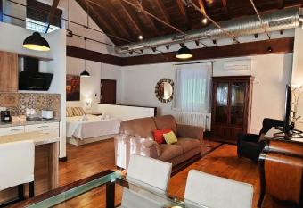 Alojamiento Rural Molino Del Puente has rooms with a private hot tub