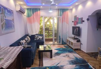 Cozy apartment with a private garden in Giza has rooms with a private hot tub