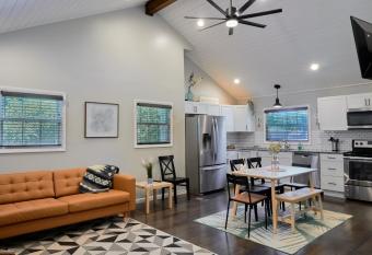 Private Peaceful House near Lake Lure Chimney Rock allows 18 year olds to book a room