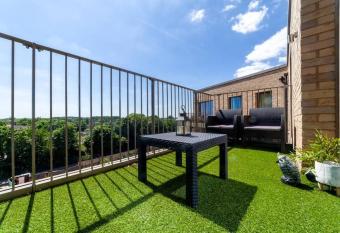 Skyline deluxe 2 bed flat - London Heathrow Airport allows 18 year olds to book a room