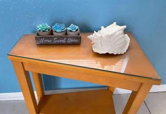 Entire Home by Siesta Key/closed to downtown allows 18 year olds to book a room