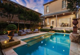 Saint Aubyns Luxury Terrace has Balcony rooms