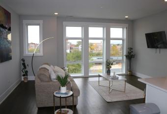 Chicago Exquisite Haven 2bed 2bath Near Downtown and United Center allows 18 year olds to book a room