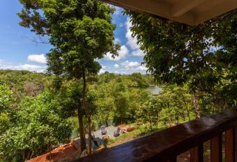 Mountain lake Island Cabin Sierra - for family Getaway has Balcony rooms