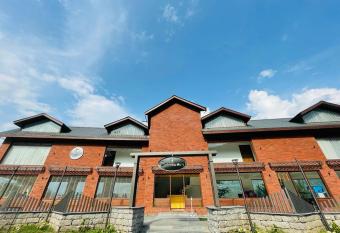 CRIMSON INN & RESTAURANT has Smoking rooms