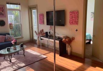 F.B.I WELCOME has Balcony rooms