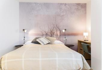 APARTHOTEL SALBURUA has Balcony rooms