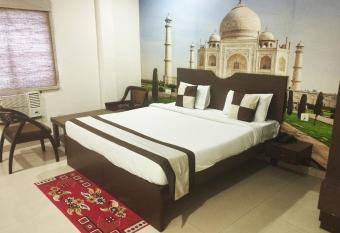 HOTEL TAJ HERITAGE has rooms with a private hot tub