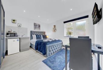 Spacious Ensuite near Heathrow (4) allows 18 year olds to book a room