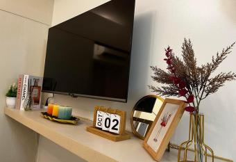 Posh 1BR @ SM Southmall w/ 100mbps and Netflix has Balcony rooms