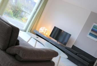 LIVING .... Bungalow mit gro  em Garten . has Balcony rooms