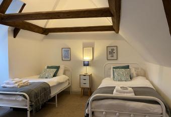 Grade II Listed 2 Bed Cottage with Free Parking allows 18 year olds to book a room