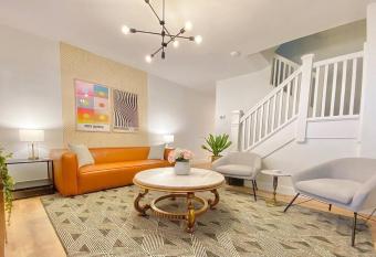 The Kaufman Bakery Square by Luxe PGH has Balcony rooms