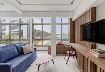 Beach Loft next to the Sheraton Leblon has rooms with a private hot tub