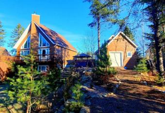 Amazing 3-bedroom entire Chalet-Sauna+lakeview+Spa+BBQ(Best place to relax) has rooms with a private hot tub