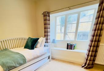 Picturesque Cottage in Charming Cotswold Village allows 18 year olds to book a room