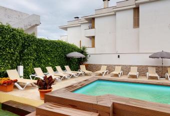 Villa Raphael 4 personas con piscina comunitaria allows 18 year olds to book a room