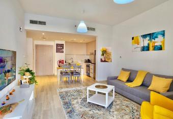 Luxury Apartment in Yas Island-Nearby Sea World&WB has Balcony rooms