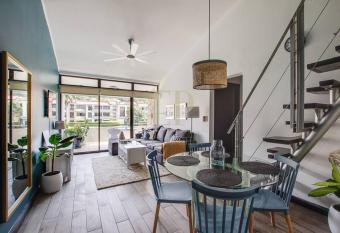 Modern PENTHOUSE w view, office space, pool, gym, tennis has Balcony rooms