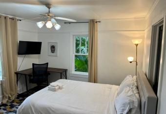 Private Room - Downtown Apt has Balcony rooms