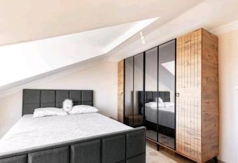 Havaliman   yak  n  nda deniz manzaral     zel oda has Balcony rooms