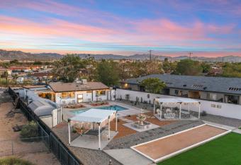 Huge House In Joshua Tree/Yucca Valley With Pool & Hot Tub has rooms with a private hot tub
