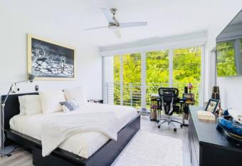 Artsy TownHome*2 King Beds*Jacuzzi* MIN FRM BEACH! has Balcony rooms