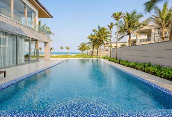 Luxury Beachfront Villas - Private Beach & Resort Access has rooms with a private hot tub