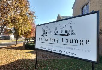 The Gallery Lounge (Pty) Ltd has Balcony rooms