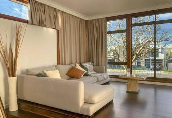 Sunny Lofty Ceiling 3BR Close to Shops has Balcony rooms