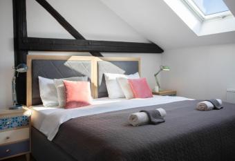 Kvaternik Square Rooms allows 18 year olds to book a room