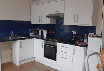 2 double bedroom flat allows 18 year olds to book a room