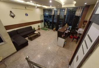 Hotel Shiv Angan has rooms with a private hot tub