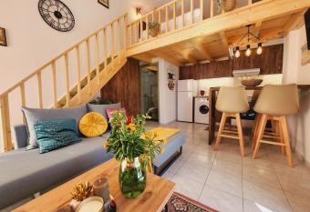 Stylish Luxury Loft Apartment has Balcony rooms