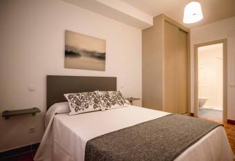 AL PASO DE TOLEDO allows 18 year olds to book a room