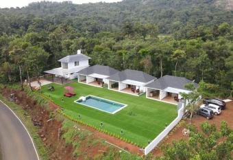 The Vale Of Arryn has Smoking/Balcony rooms