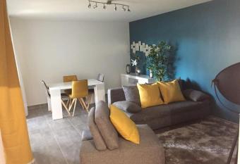 Bel appartement    2 min des transports parisiens has Balcony rooms